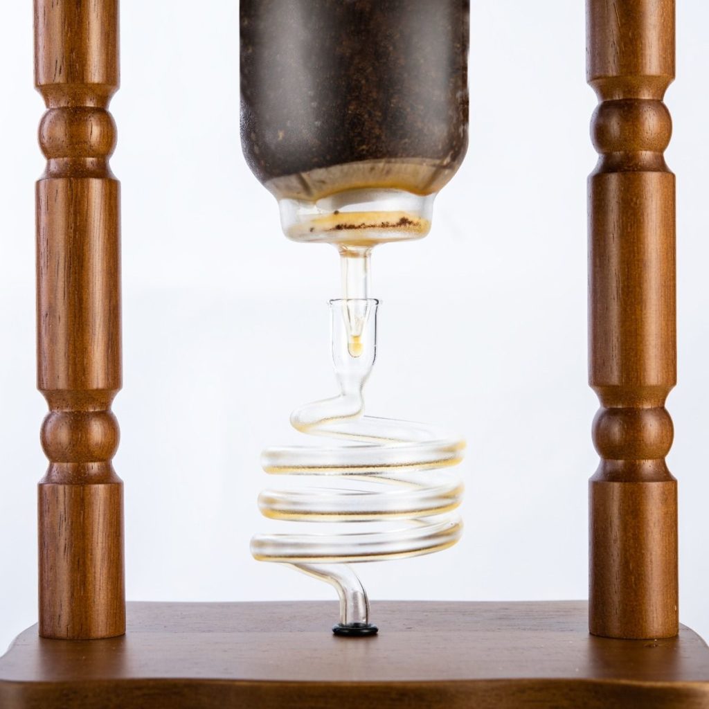 https://wp.sieuthicafe.vn/wp-content/uploads/2017/03/Yama-Cold-Brew-Tower-6-8-Cup-Cold-Drip-Maker-Curved-Brown-Wood-Frame-sieuthicafe-03.jpg